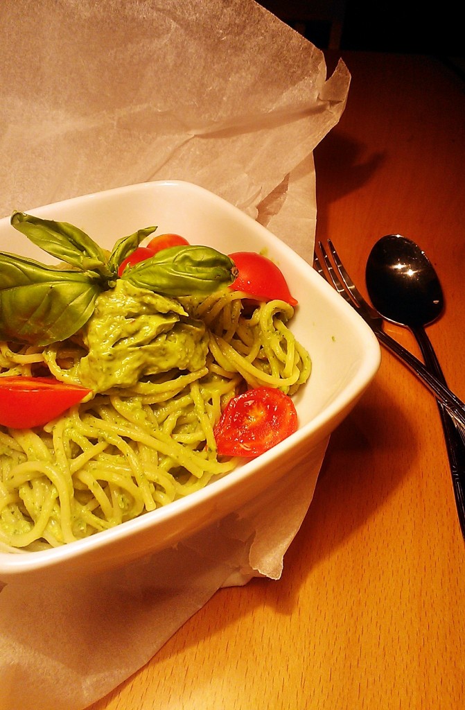 Spaghetti al pesto di avocado