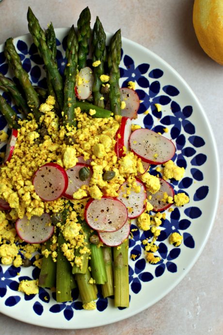 Mimosa di asparagi con del ravanello a fette