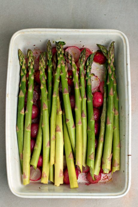 Ravanelli arrosto con asparagi sopra