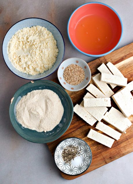 Ingredienti per fare i bastoncini di tofu croccante