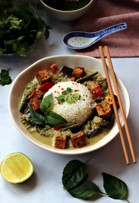 curry verde con riso, coriandolo fresco, basilico thai e lime