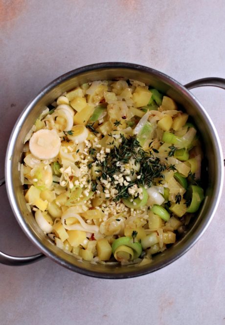 Soffritto per il minestrone di zucchine 