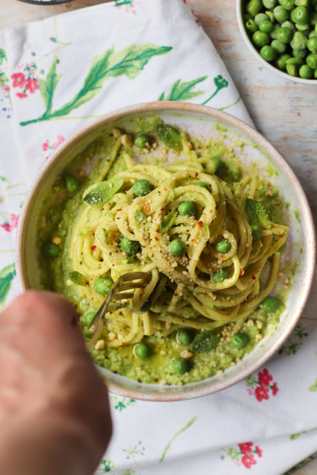 Spaghetti con crema di piselli alla menta e zenzero