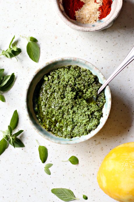 Pesto di orugano in ciotolina con accanto spezie e limone