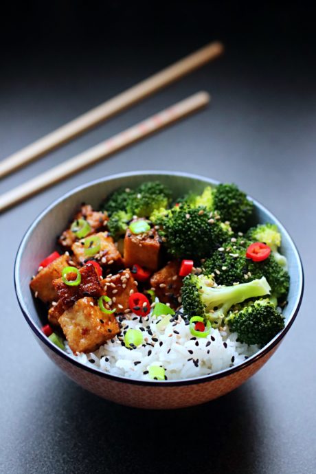 Tofu saltato in padella con broccoli e riso